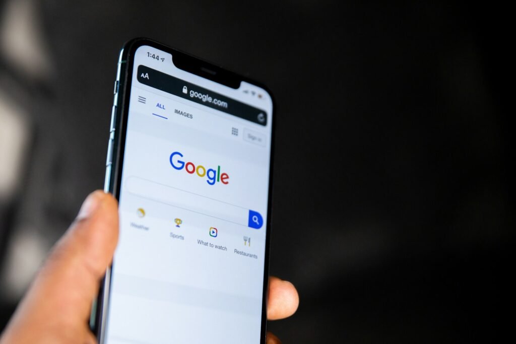 Recherche Google sur un smartphone pour trouver une entreprise locale