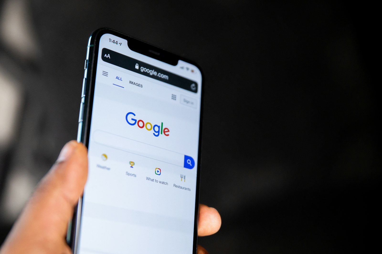 Recherche Google sur un smartphone pour trouver une entreprise locale