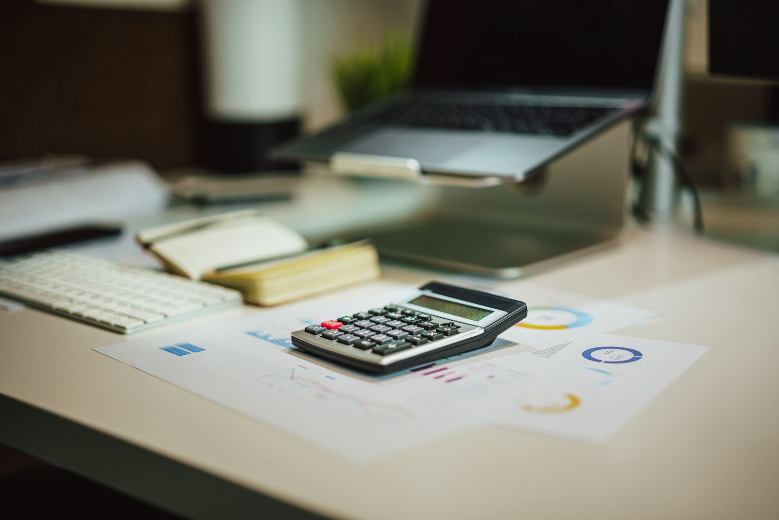 Calculatrice posée à côté d’un ordinateur portable pour estimer le prix d’un site vitrine