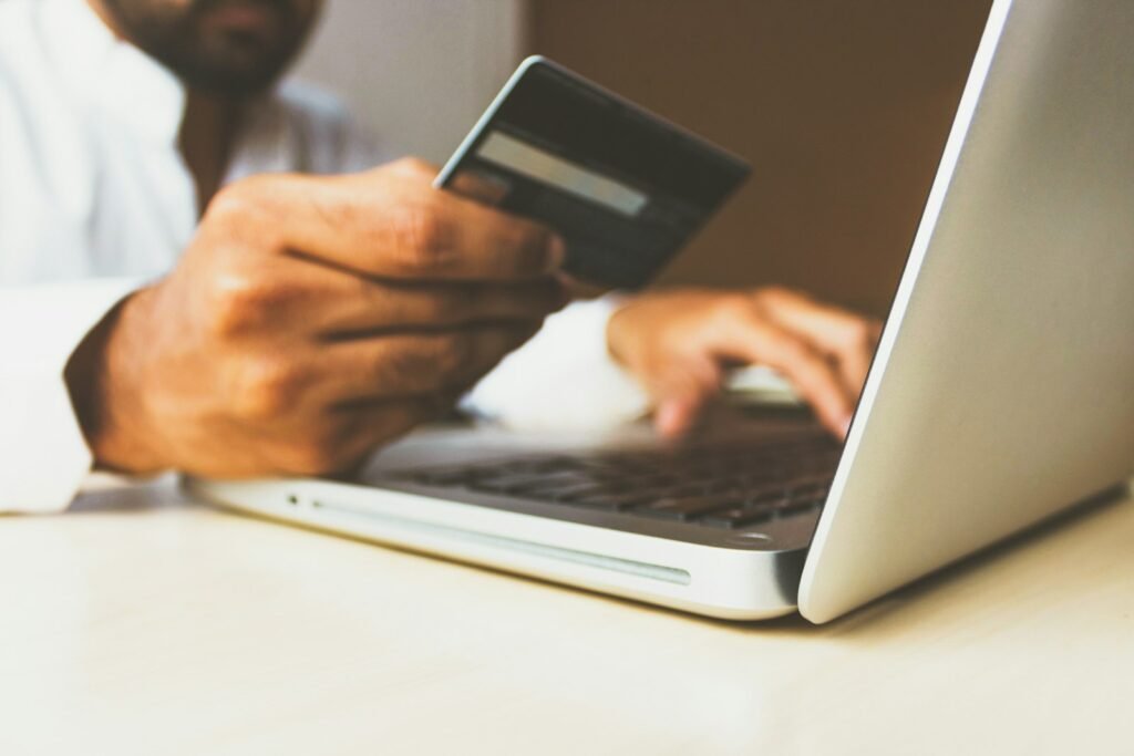 Achat en ligne sur un ordinateur portable avec une carte bancaire