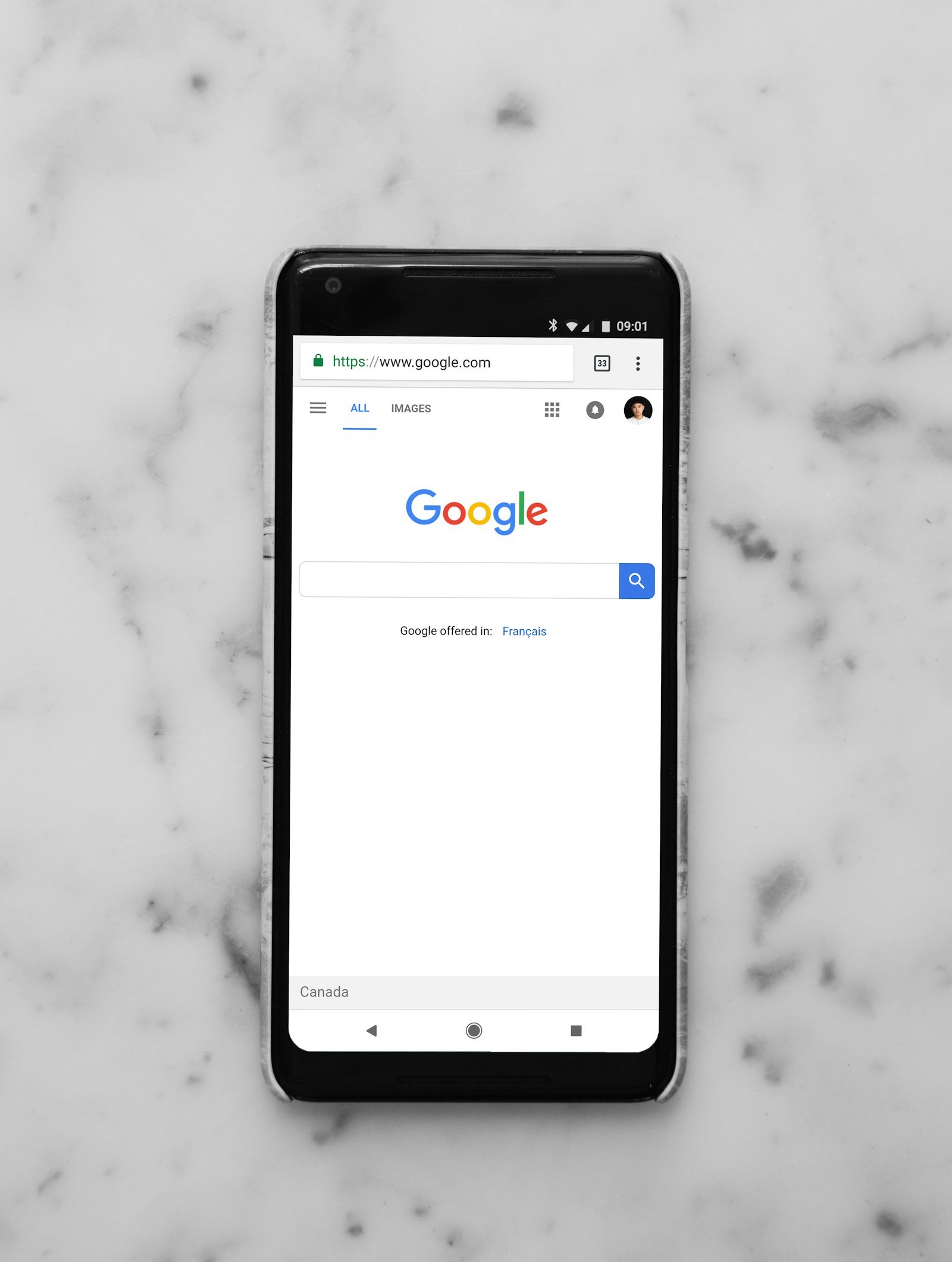 Smartphone affiché sur Google pour consulter les avis d’une entreprise