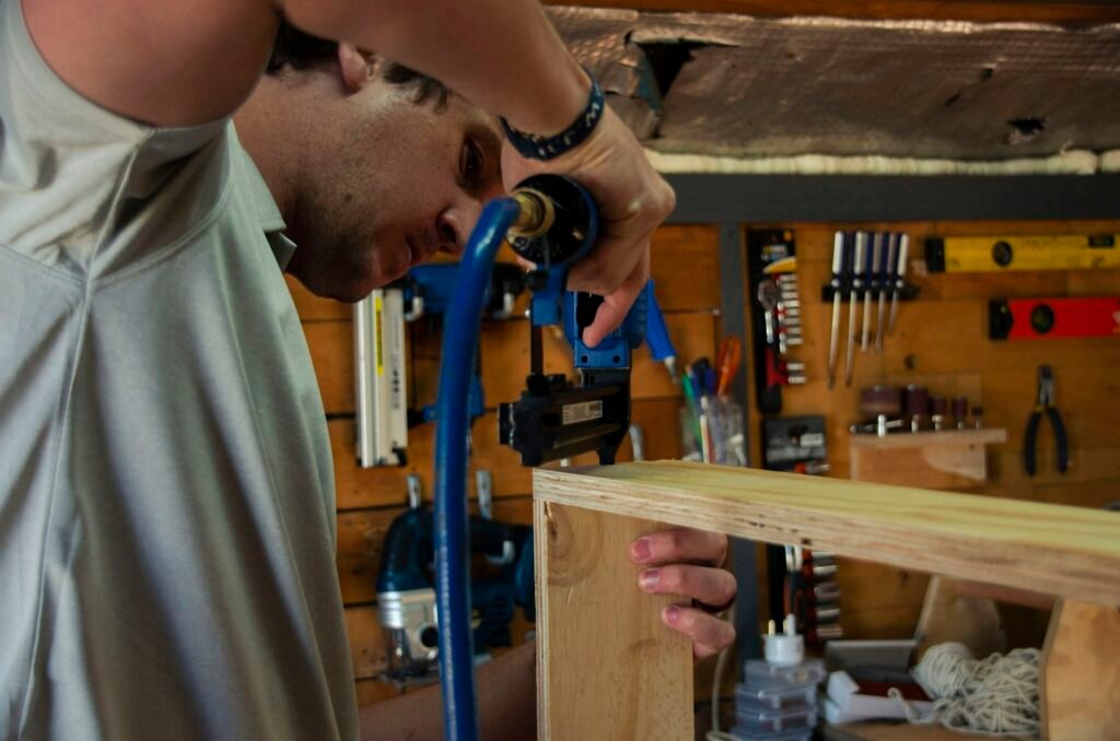 Artisan travaillant le bois dans son atelier