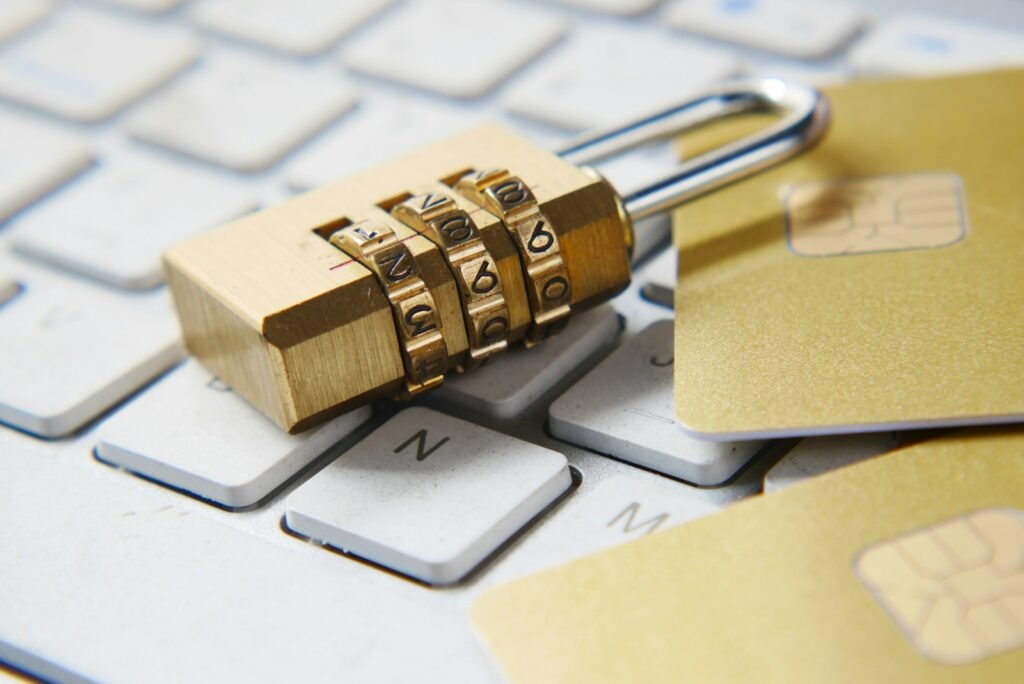 Cadenas posé sur un clavier, symbole de la protection des données