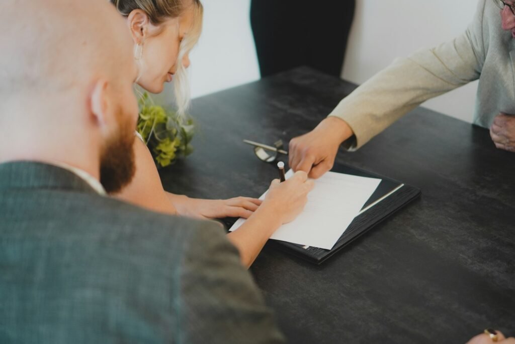 Couple signant un acte à un bureau
