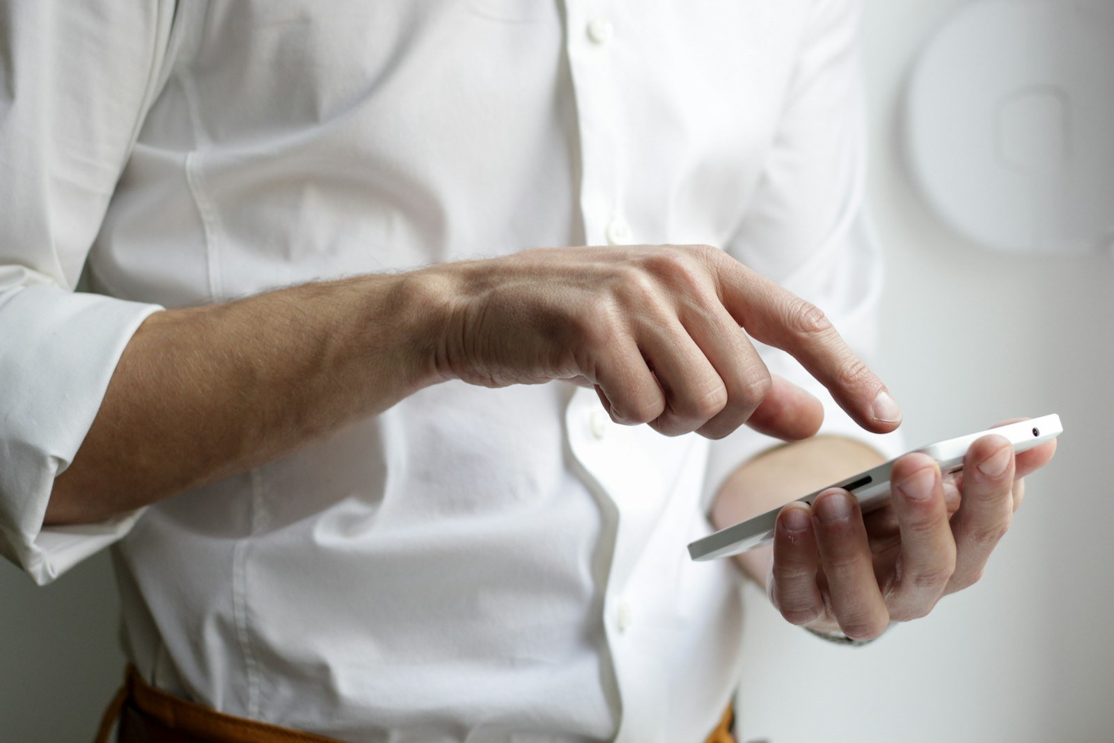 Personne consultant un site internet sur son smartphone